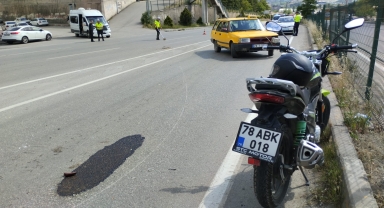 Karabük'te otomobille çarpışan motosikletin sürücüsü yaralandı