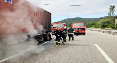 Karabük'te seyir halindeki tırın lastikleri yandı