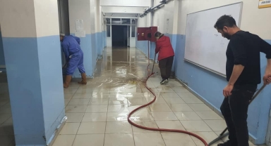 Karabük'te yağıştan etkilenen okul temizleniyor