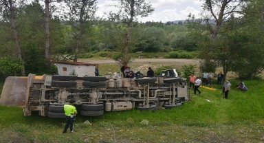 Kastamonu'da devrilen hafriyat yüklü kamyonun sürücüsü yaralandı