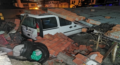 Kastamonu'da istinat duvarının yıkılması sonucu 6 araç hasar gördü