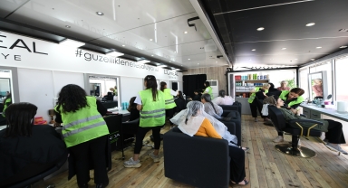 L'Oreal'in mobil güzellik servisleri tırı deprem bölgesindeki kadınlarla buluştu