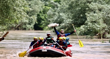 Milli sporcular, çevre farkındalığı için Melen Çayı'nda rafting yapıp çöp topladı