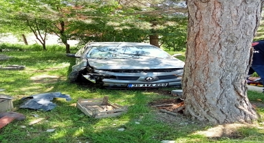 Mudurnu'da ağaca çarpan otomobilin sürücüsü yaralandı