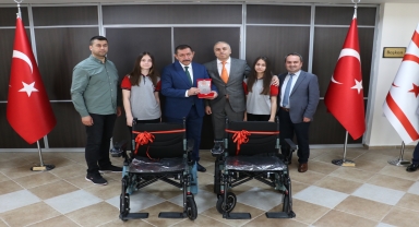 Öğrenciler, topladıkları atık yağ karşılığında belediyeden akülü tekerlekli sandalye aldı