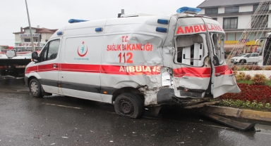 Ordu'da tır, ambulans ve minibüsün karıştığı kazada 2 kişi yaralandı