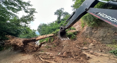 Ordu'da üç ilçenin bağlantı yolu heyelan nedeniyle ulaşıma kapandı