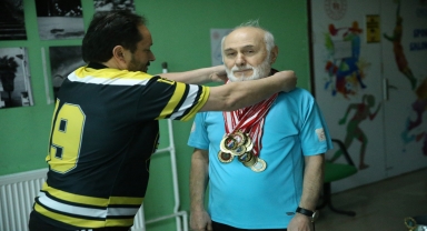 Ordulu 77 yaşındaki Yalçın Ünal, masa tenisinden vazgeçmiyor