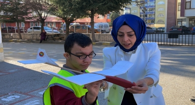 Özel öğrenciler maket uçak yaparak el becerilerini geliştirdi