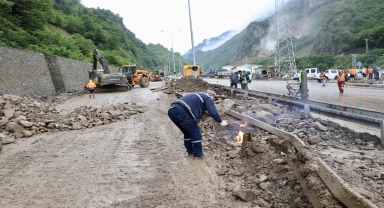 Sağanağın ulaşımı aksattığı Trabzon-Gümüşhane kara yolunda temizlik çalışmaları sürüyor