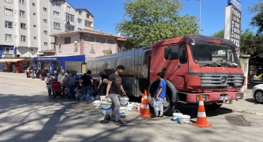Sağanak sonrası su kesintisi yaşanan Sinop'ta vatandaşlara tankerle su dağıtılıyor