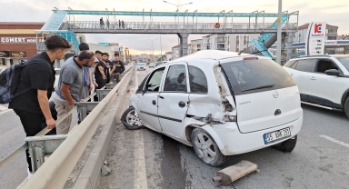 Samsun’da aydınlatma direğine çarpan otomobildeki 2 kişi yaralandı