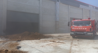 Samsun'da Çarşamba OSB'de inşaat halindeki fabrikanın içindeki kulübe yandı