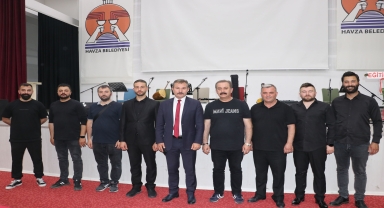 Samsun'da gönüllü öğretmenler, deprem bölgesindeki kardeş okulları için sahneye çıktı