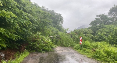 Samsun'da toprak kayması nedeniyle mahalle yolu trafiğe kapatıldı
