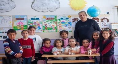 Sınıfta doğum yapan kedi ile yavrularına öğretmen ve öğrencileri sahip çıktı
