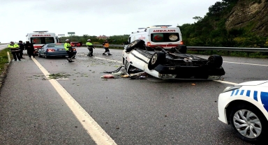 Sinop'ta takla atan otomobildeki 2 kişi yaralandı