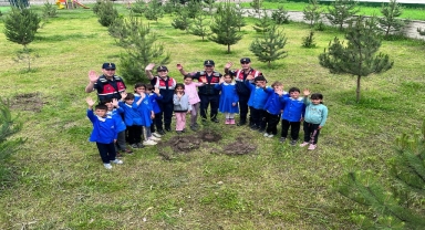 Tokat jandarma çocuklarla birlikte fidan dikti