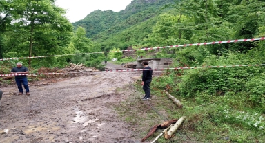 Tokat'ta sağanak nedeniyle 5 mahalleye ulaşımı sağlayan yol ulaşıma kapandı