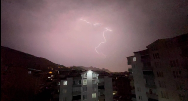 Tokat'ta sağanak sonrası şimşekler geceyi aydınlattı