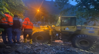 Trabzon'da şiddetli yağış hayatı olumsuz etkiledi