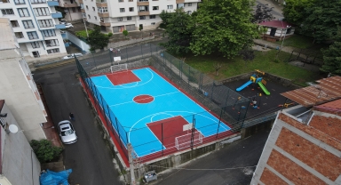 Trabzon'da yenilenen semt sahası bordo maviye büründü