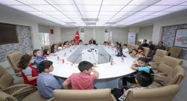 Vali Hatipoğlu, Çocuk Kabul Günü'nde çocuklarla buluştu