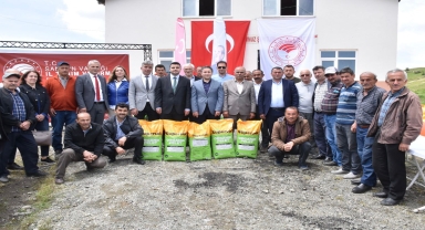 Yakakent'te siyez buğdayının üretiminin artırılması için çiftçilere organik gübre dağıtıldı