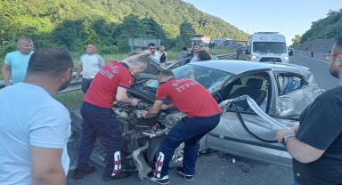 Zonguldak'ta bariyerlere çarpan otomobilin sürücüsü öldü, eşi yaralandı