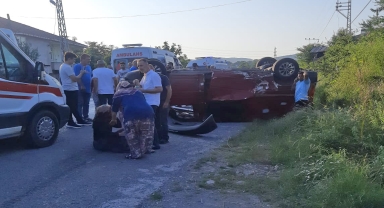 Zonguldak'ta işçileri taşıyan midibüs ile otomobilin çarpıştığı kazada 7 kişi yaralandı