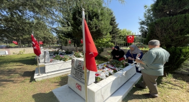 15 Temmuz şehidi Emniyet Müdürü Ufuk Baysan, Düzce'deki kabri başında anıldı