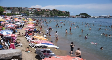 Amasra ve Akçakoca'da sıcaktan bunalanlar serinlemek için sahilleri tercih etti