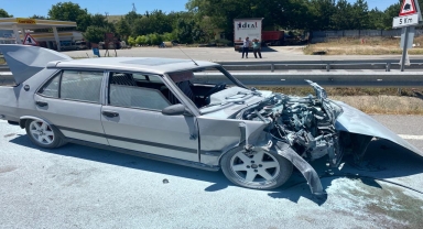 Amasya'da bariyere çarpan otomobildeki 3 kişi yaralandı