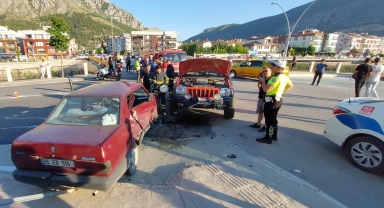 Amasya'da cip ile otomobil çarpıştı, 2 kişi yaralandı