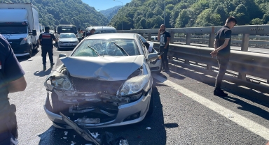 Anadolu Otoyolu'nun Bolu kesiminde zincirleme trafik kazası ulaşımı aksattı