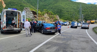 Artvin'de iki otomobilin çarpıştığı kazada 8 kişi yaralandı