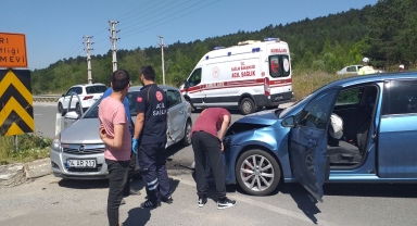 Bolu'da iki otomobilin çarpışması sonucu 2 kişi yaralandı