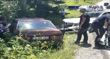 Bolu'da otomobilin çarptığı park halindeki araçtaki 2 kişi yaralandı