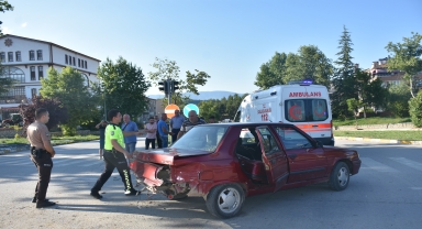 Boyabat'ta iki otomobilin çarpışması sonucu 1 kişi yaralandı