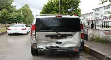 Çarşamba'da hafif ticari araca çarpan otomobilin sürücüsü yaralandı