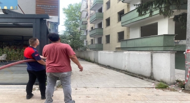 Düzce'de depremde ağır hasar alan binanın yıkımı sırasında bir işletme zarar gördü