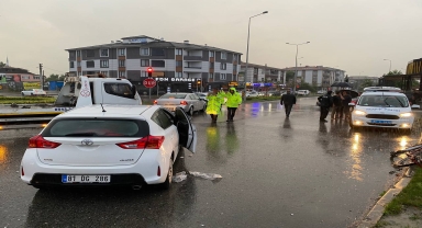 Düzce'de iki otomobil çarpıştı 3 kişi yaralandı