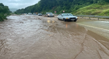Düzce'de sağanak nedeniyle kara yolu ulaşıma kapatıldı, iki katlı ev yıkıldı