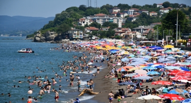 Düzce'nin turizm ilçesi Akçakoca'da bayram yoğunluğu yaşandı