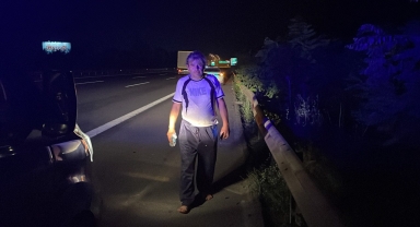 Emniyet kemeri takılı tır şoförü, Düzce'de devrilen aracının içinden sağ salim çıkarıldı