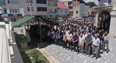Gümüşhane'de trafik kazasında hayatını kaybeden hamile kadının cenazesi defnedildi