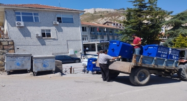 İskilip'te eskiyen çöp konteynerleri yenilendi