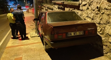 Karabük'te aydınlatma direğine çarpan otomobilin sürücüsü yaralandı