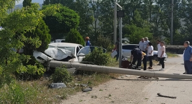 Karabük'te elektrik direğine çarpan otomobildeki 3 kişi yaralandı