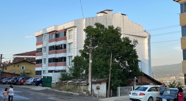 Karabük'te şiddetli rüzgar 5 katlı binanın çatısını uçurdu